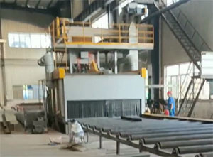 濟(jì)南鋼板預(yù)處理生產(chǎn)線(xiàn)安裝現(xiàn)場(chǎng)，包括拋丸機(jī)、噴漆室、烘干室等